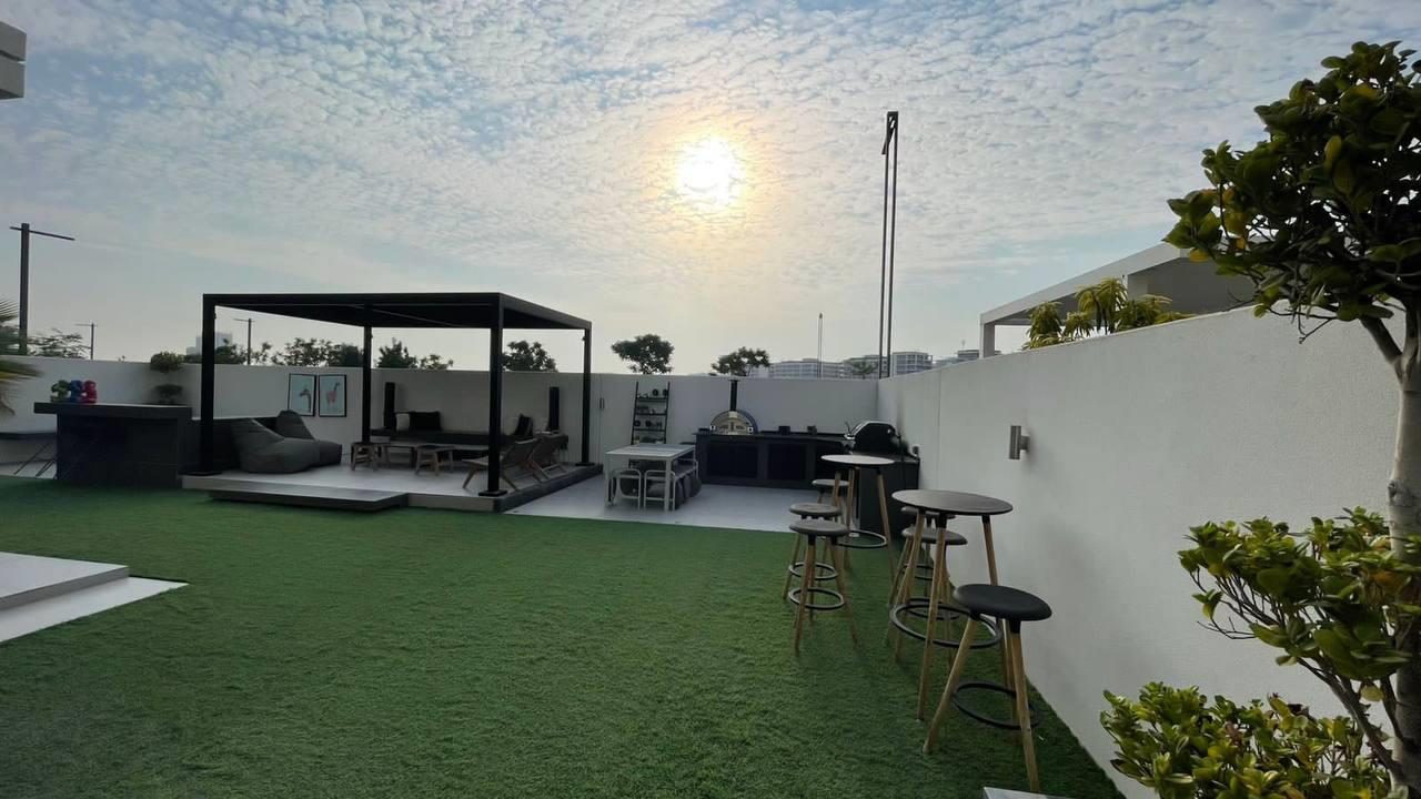 Garden terrace with built-in seating, a barbecue counter and shade structure